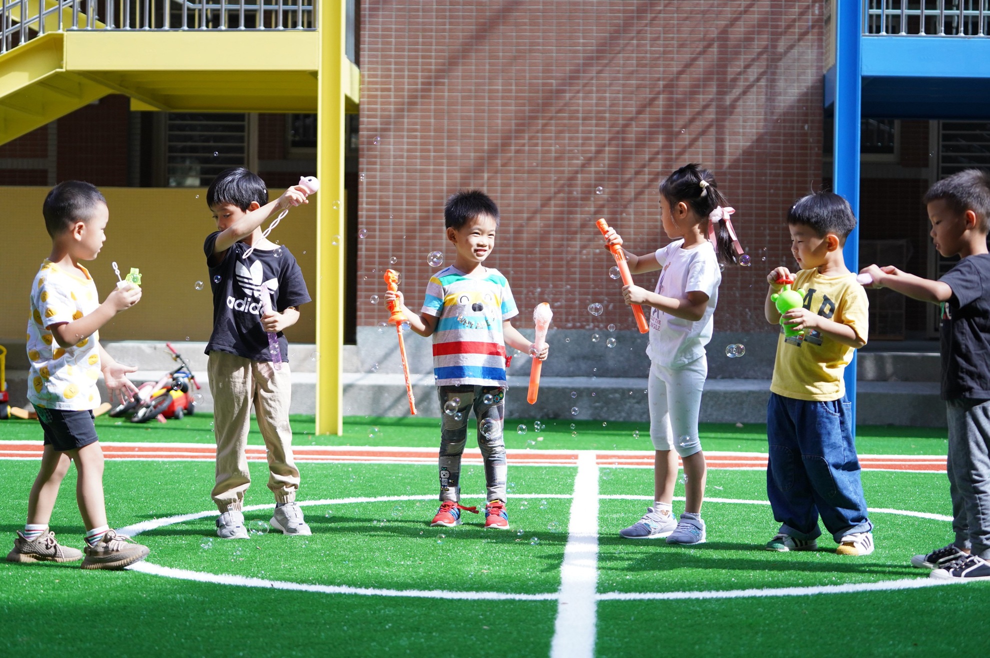 中信非營利幼兒園招收幼幼班到大班學齡幼兒，家長以非營利幼兒園的費用，就能讓孩子共享大學的教學資源。 圖／中信非營利幼兒園 提供