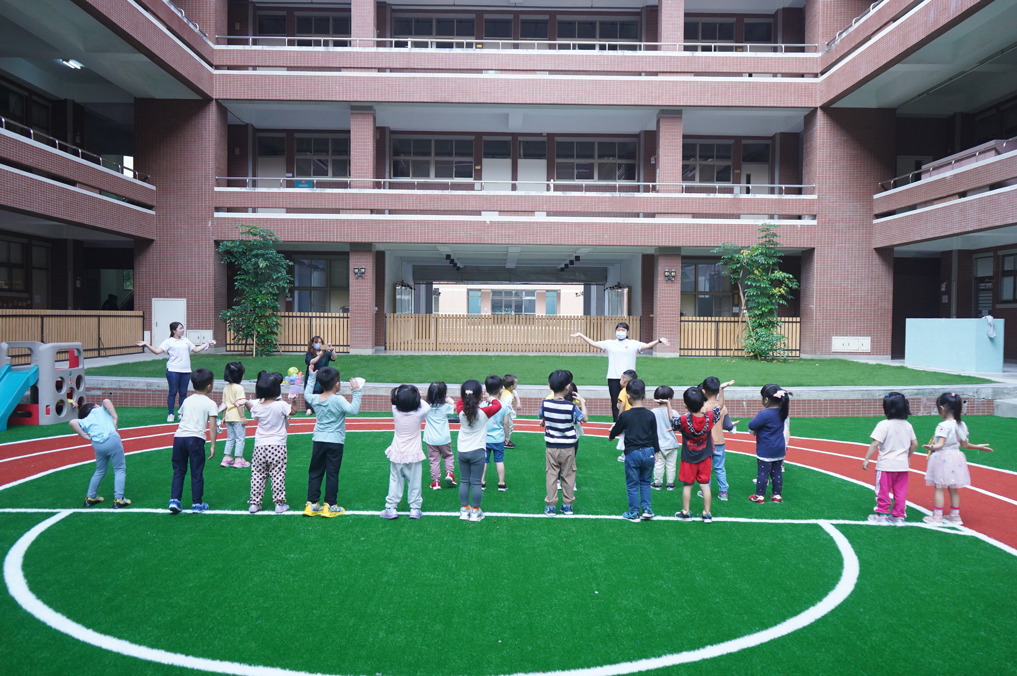 中信非營利幼兒園與中信金融管理學院、中信國際實驗教育機構共享美麗寬闊的校園。 圖／中信非營利幼兒園 提供