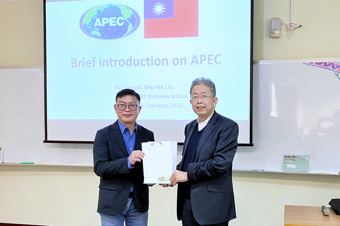 本學期Model APEC首堂課邀外交部劉經巖總領事(右)分享他在新加坡APEC秘書處的工作經歷