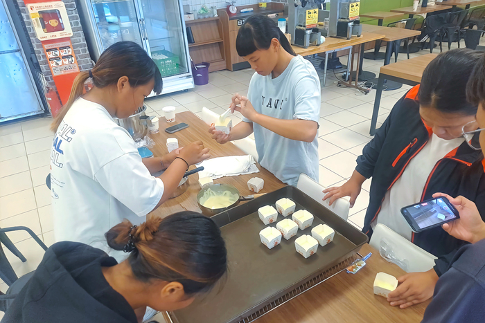 「健康餐飲與美食鑑賞」學生動手製作健康餐點，享受實作的樂趣。