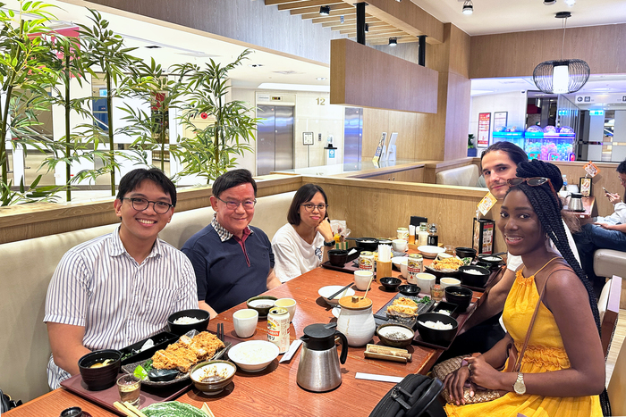 Dr. Chung Mo Koo treats international students to a sumptuous Japanese meal in his favorite restaurant in Tainan.