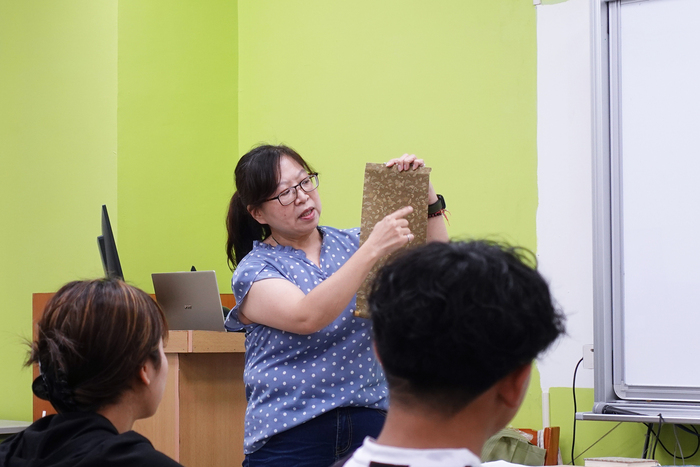 The teacher from NTHU Heritage Museum taught students to make traditional Chinese book binding.